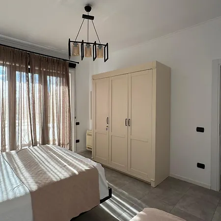 Dennys Center 地拉那