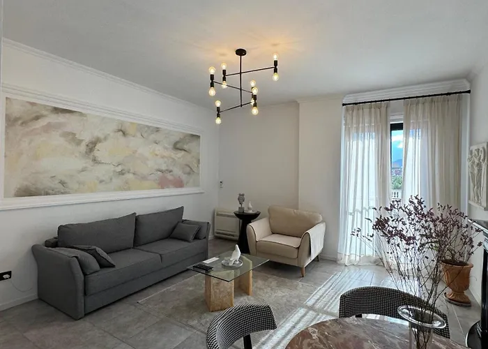 Dennys Center 地拉那